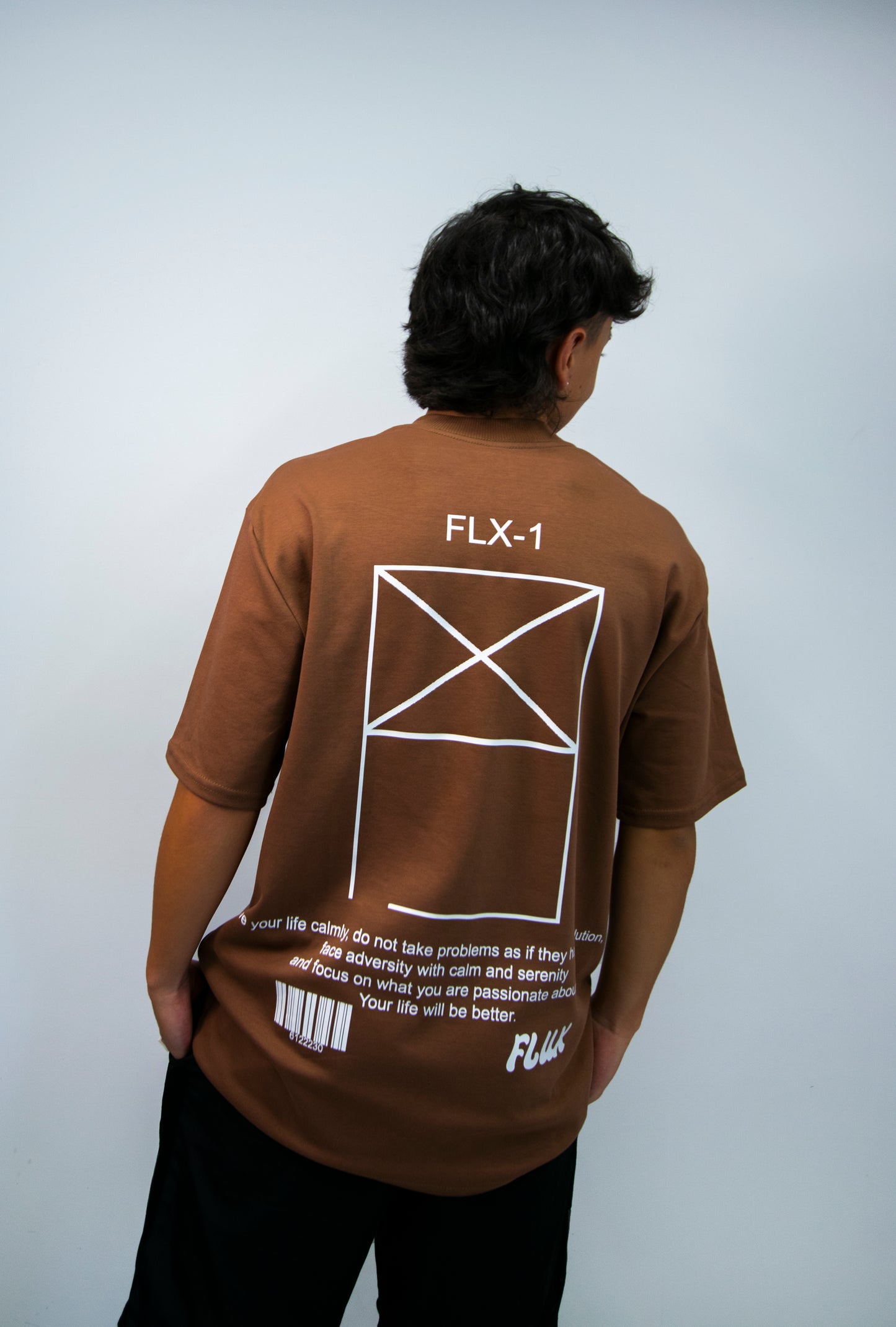 "¿Sigues vistiéndote para encajar en un molde que te sofoca? Rompe con lo establecido, viste sin límites." Colección FLX-1