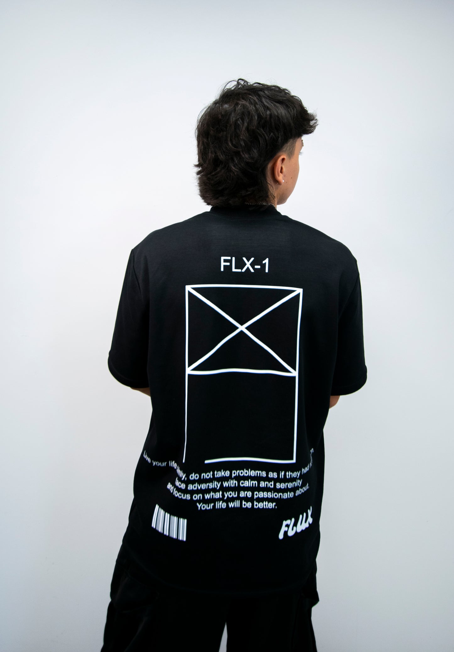 "¿Sigues vistiéndote para encajar en un molde que te sofoca? Rompe con lo establecido, viste sin límites." Colección FLX-1