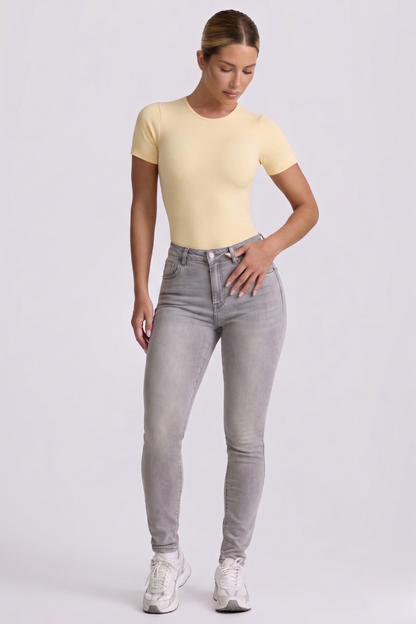 Body Manga Corta Color Amarillo y Sesgo Rosado